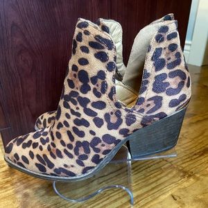 Liliana Western Short V-cut Ankle Booties